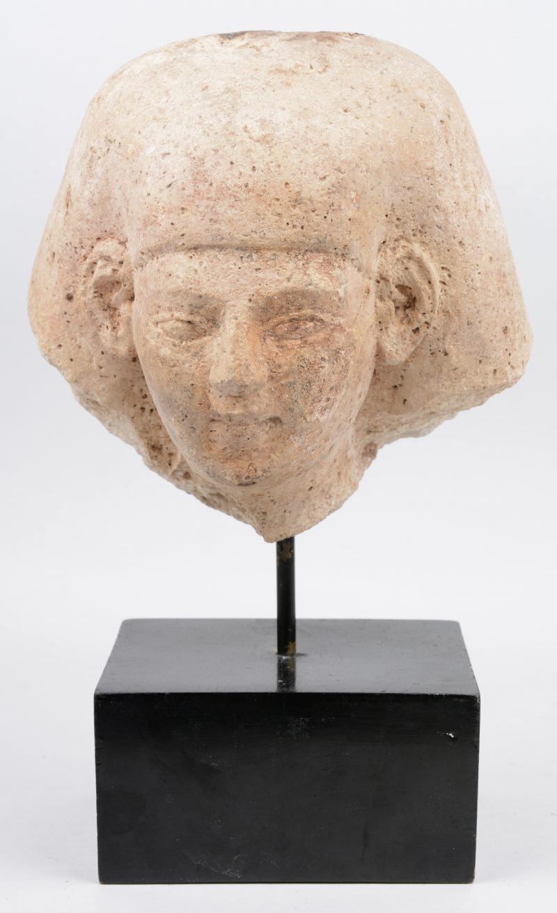 Een fijn gebeeldhouwd kalkstenen hoofd met hoofdtooi uit het Oude Rijk van Egypte. Ca 2200 v.C.