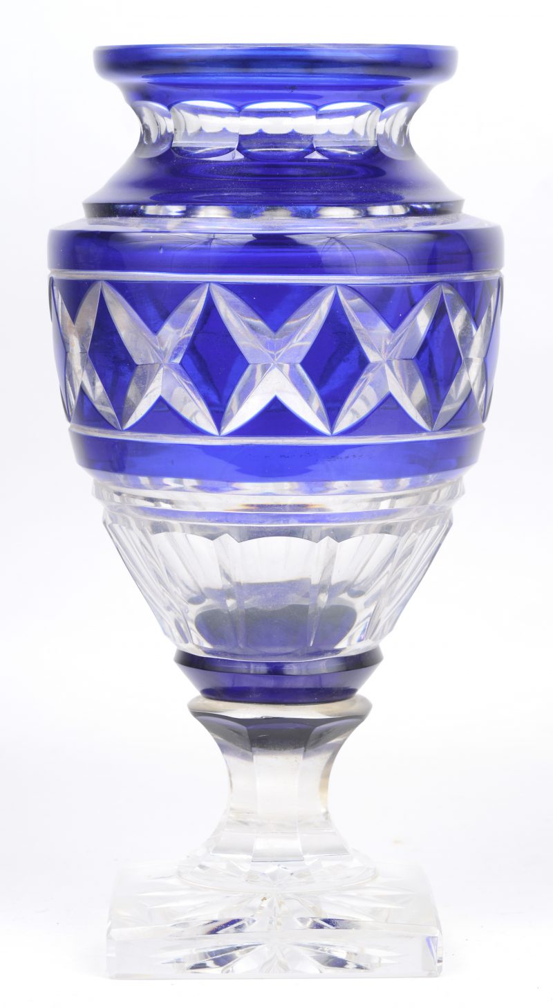 Vaas van geslepen kristal, deels blauw gekleurd in de massa. Gemerkt en nr. 84/330.