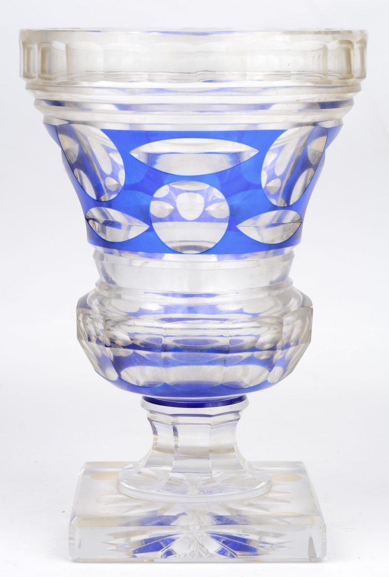 Vaas van geslepen kristal, deels blauw gekleurd in de massa. Gemerkt en nr. 84/525.