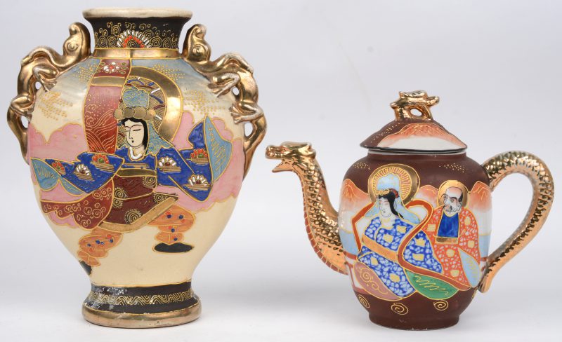 Een siervaasje en een theepot van Satsuma-aardewerk. De theepot gemerkt onderaan.