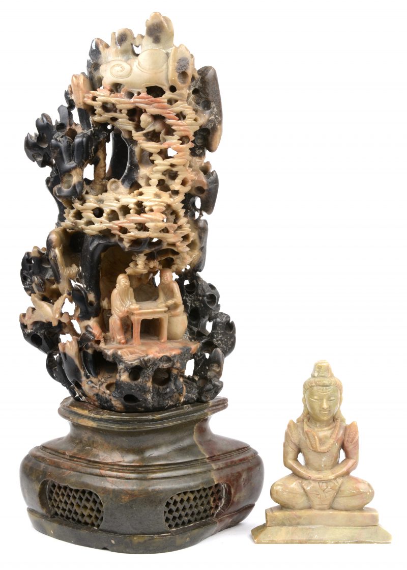 Een gesculpteerd Chinees spekstenen sierstuk op voet. Enkele kleine beschadigingen. Bijgevoegd een Boeddha met cobra.