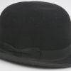 Een hoge hoed, gemerkt van Paul Emy en een bolhoed, gemerkt van Van den Bosch te Leuven. De eerste in houdendoos en met borstel.