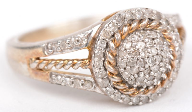 Een zilveren ring bezet met briljanten met een gezamenlijk gewicht van +- 0,50 ct. 925‰.