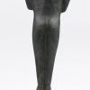 Een modern bronzen beeldje op sokkel van wit en zwart marmer.