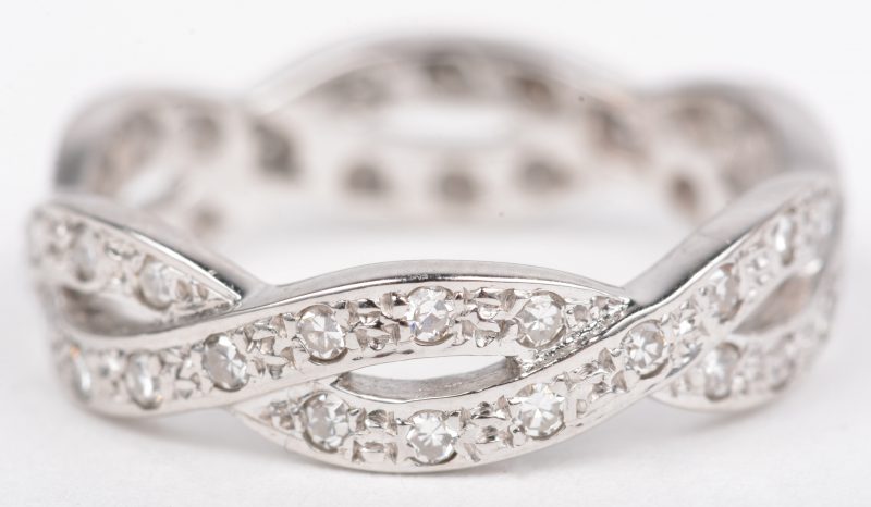 Een 18 K witgouden ring bezet met briljanten met een gezamenlijk gewicht van 0,52 ct.