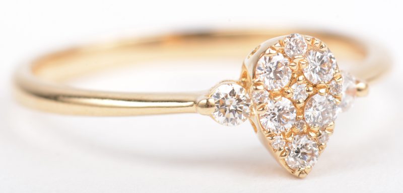 Een 18 K geelgouden ring bezet met briljanten met een gezamenlijk gewicht van 0,18 ct.