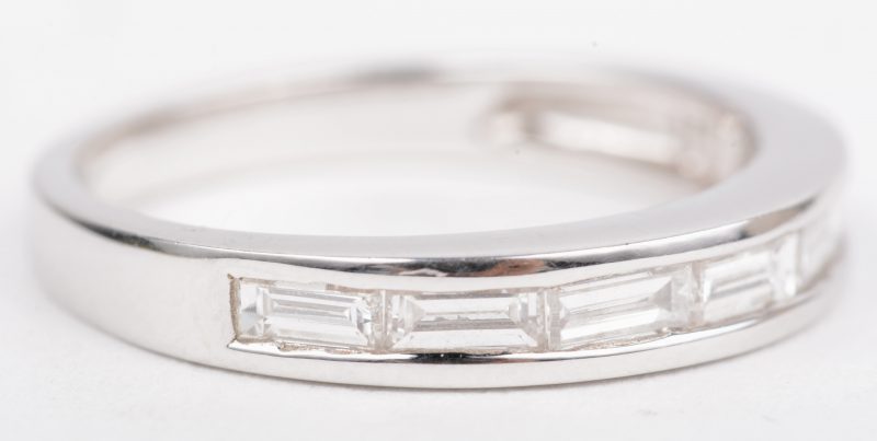 Een 18 K witgouden ring bezet met diamant baguettes met een gezamenlijk gewicht van 0,17 ct.