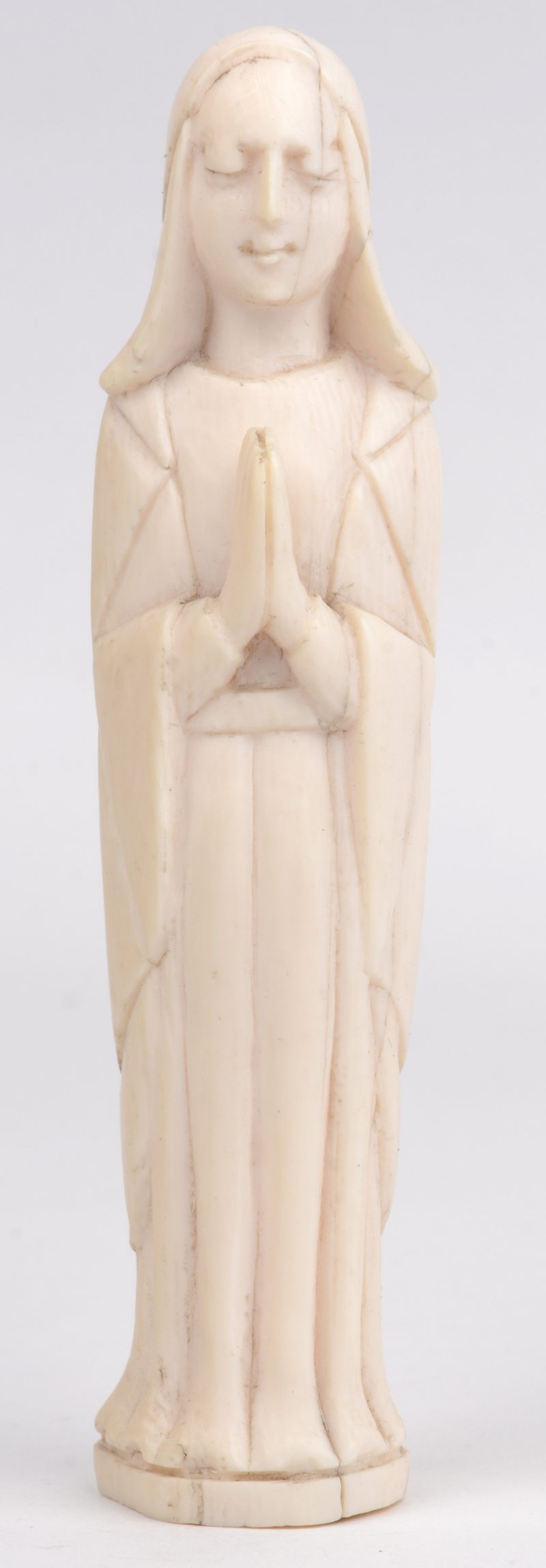 Een mariabeeldje van gesculpteerd ivoor. Begin XXe eeuw.