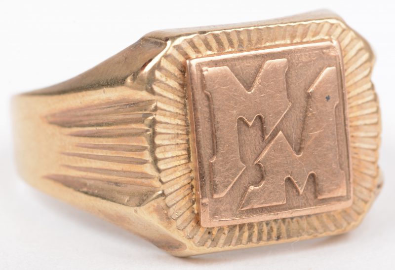 Een 9 K geelgouden ring met initialen MM.
