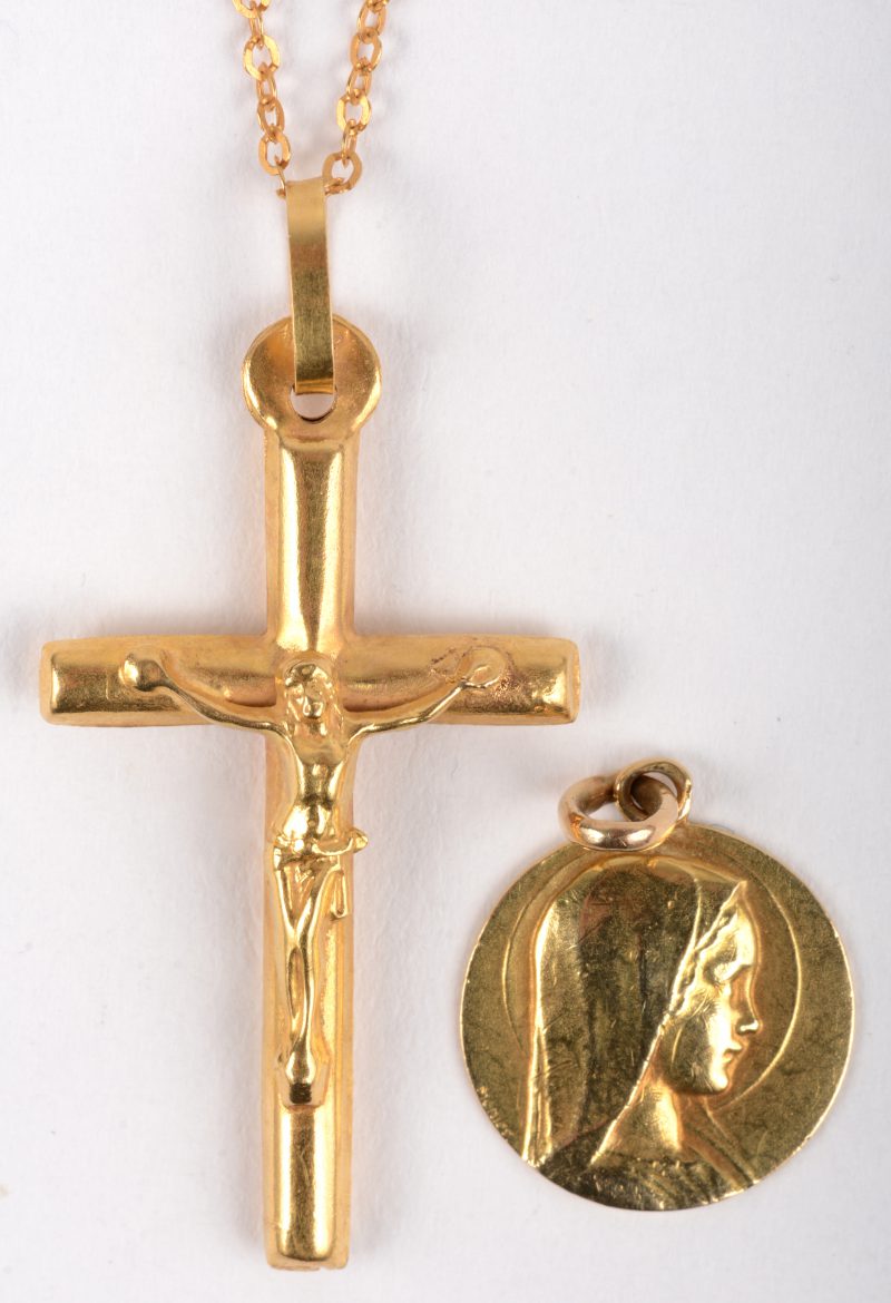 Een 18 K geelgouden ketting met hanger in de vorm van een kruisje en een geboorteplaatje. 19 01 1956.