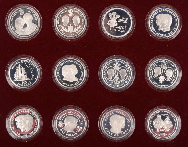 Twaalf zilveren munten van Charles en Diana. The Royal Marriage 1981. In orginele koffer.