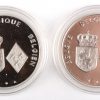 Twee zilveren munt van Philippe en Mathilde. In originele etuis en met certificaat. We voegen er twee bronzen munten van Boudewijn en Albert II aan toe. En drie zilveren munten waarvan twee van Boudewijn en één van Albert II. Drie zilveren munten Koning Boudewijn Stichting 1976-1996. En elf munten Waterloo 1815-1990.