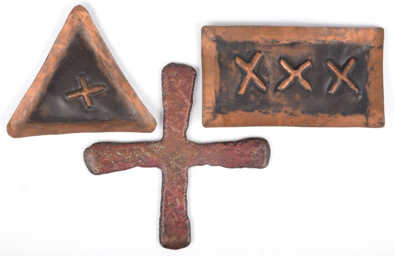 Een bronzen betalingsmiddel in de vorm van een kruis en twee koperen dito schaaltjes. Afrikaans werk.