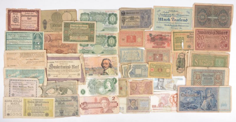 Een partij papiergeld uit diverse landen, gebruikte staat. België, Frankrijk, Engeland, Canada, Italië en een gevarieerd aantal Duitse biljetten vanaf einde XIXde eeuw tot en met Notgeld en Reichsmarken.