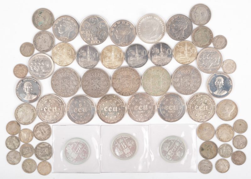 Een partij Belgische zilveren munten: Leopold II (17 x 50 ct, 5 x 1 F, 6 x 2 F, 5 x 5 F), 6 x 5 Ecu 1987, 3 x Leopold III 50 F, 6 x Boudewijn I 50 F, 1 x 250 F, 1 x 500 F (geen zilver), 2 x  Karel 100 F, 2 x Astrid 250 F, 3 x 20 jaar K.B.S. 250 F.