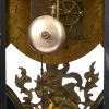 Een pendule in Lodewijk XIV-stijl in de geest van Boulle versierd met verguld brons, geel koper en rood schildpad. Tijdperk Napoleon III. Getooid met een aartsengel met een bazuin en een palmtak.