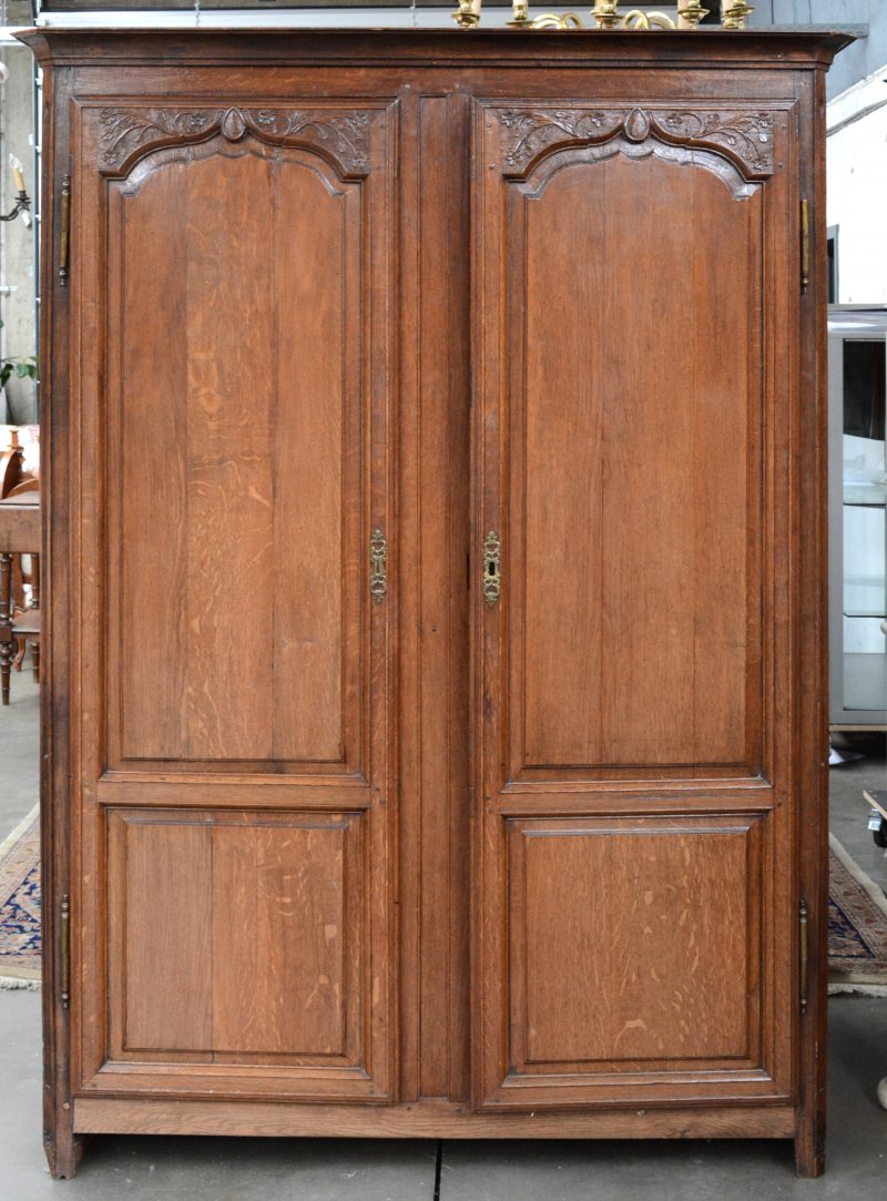 Een eikenhouten bruidskast met twee gemoulureerde deuren. Schade boven- en onderaan. XIXe eeuw.