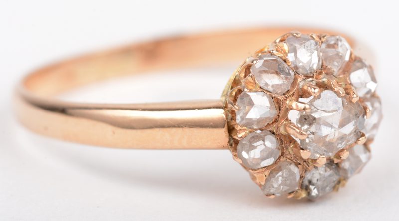 Een 18 K geelgouden ring bezet met diamanten oude slijp met een gezamenlijk gewicht van +- 0,80 ct.
