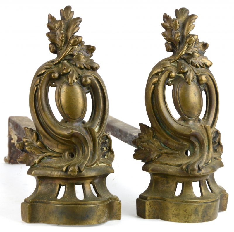 Een paar bronzen vuurbokken in Lodewijk XV-stijl.