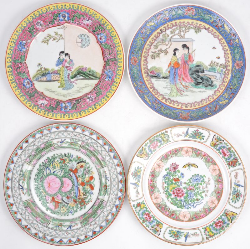 Een lot van vier verschillende borden van meerkleurig Chinees porselein.