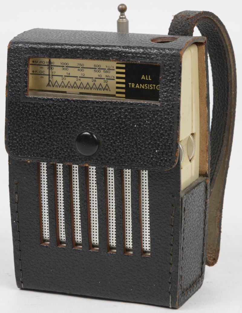 Een kleine draagbare transistorradio. Jaren n’60. In tasje.