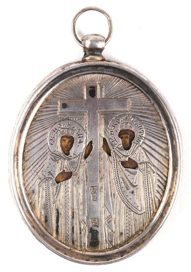 “Heilige Helena en Heilige Konstantin”. Een zilveren hanger met icoontje. 85 zolotnik. Gemerkt G.S. 1908-1917.