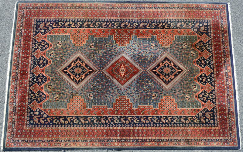 Een handgeknoopt Afghaans wollen karpetje.