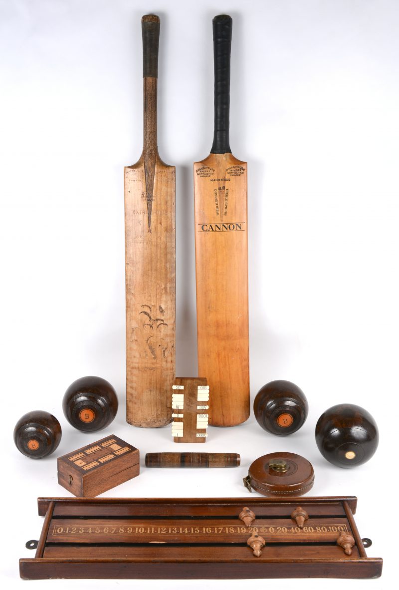 Een lot antieke sport- en spelmaterialen, bestaande uit vier bowls (koersballen), een twee cricketbats, een lintmeter in lederen etui, een kaartenkistje met scoreteller, een kleine puntenteller met ivoren toetsen en een scorebord.