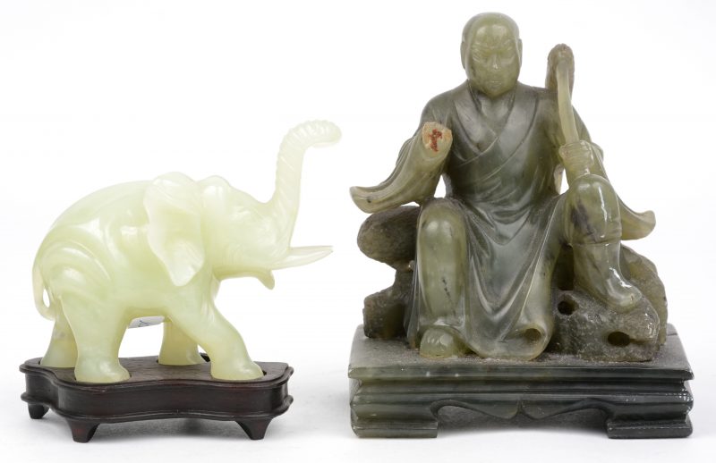Twee beedljes van gesculpteerd groen jade, waarbij één in de vorm van een olifant en één in de vorm van een wijze”. Handje manco.