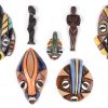 Vijf maskers van terra-cotta gemerkt Nsunda en Dining 1999. We voegen er twee kandelaars en vier houten figuren en een beeld in natuursteen aan toe.