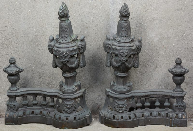 Een paar bronzen vuurbokken in Lodewijk XVI-stijl.