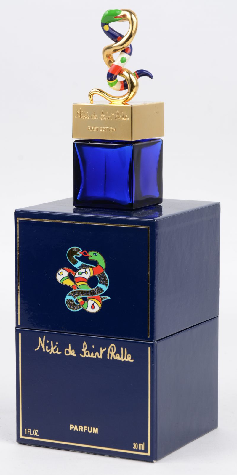 Een blauw glazen parfumflesje, getooid met een werkje van de kunstenares. In doosje.