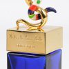 Een blauw glazen parfumflesje, getooid met een werkje van de kunstenares. In doosje.