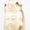 Een antieke Quanyin van monochroom wit porselein naar het blanc-de-Chine-porselein. Gerestaureerd, overschilderd en kleine beschadiging aan de tiara en de hand.