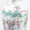 Een balsutervaas van Chinees porselein met een meerkleurig decor van personages en dieren.