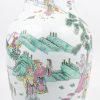 Een balsutervaas van Chinees porselein met een meerkleurig decor van personages en dieren.