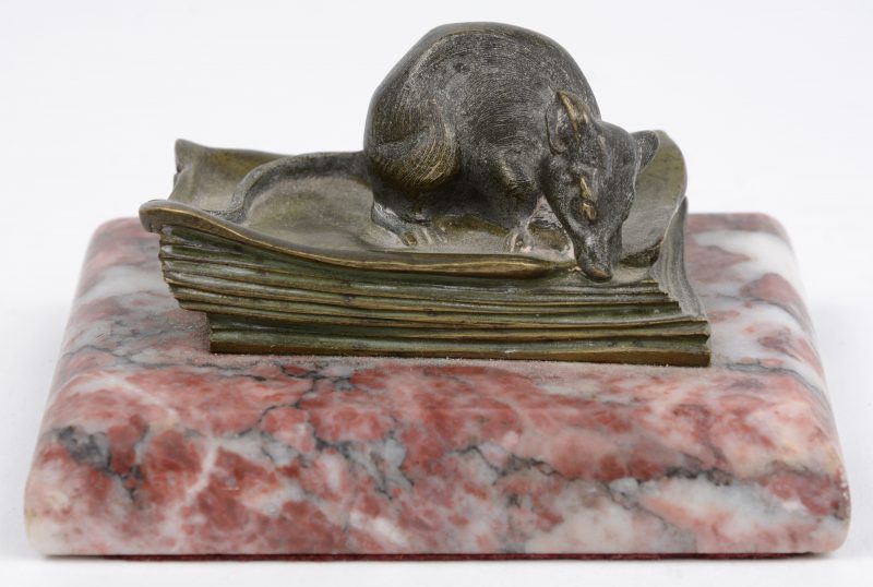 Een bronzen groepje in de vorm van een rat op een boek op marmeren sokkel.