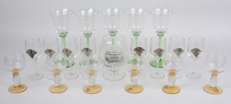 Een lot glazen, waarbij vijf op hoge groene voet, een cognacglas, acht met tinnen druiventrosje en zes met gele voet en gegraveerde kelk.