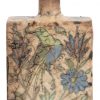 Een geglazuurd Perzisch aardewerken flesje met meerkleurig decor van vogels en bloemen.