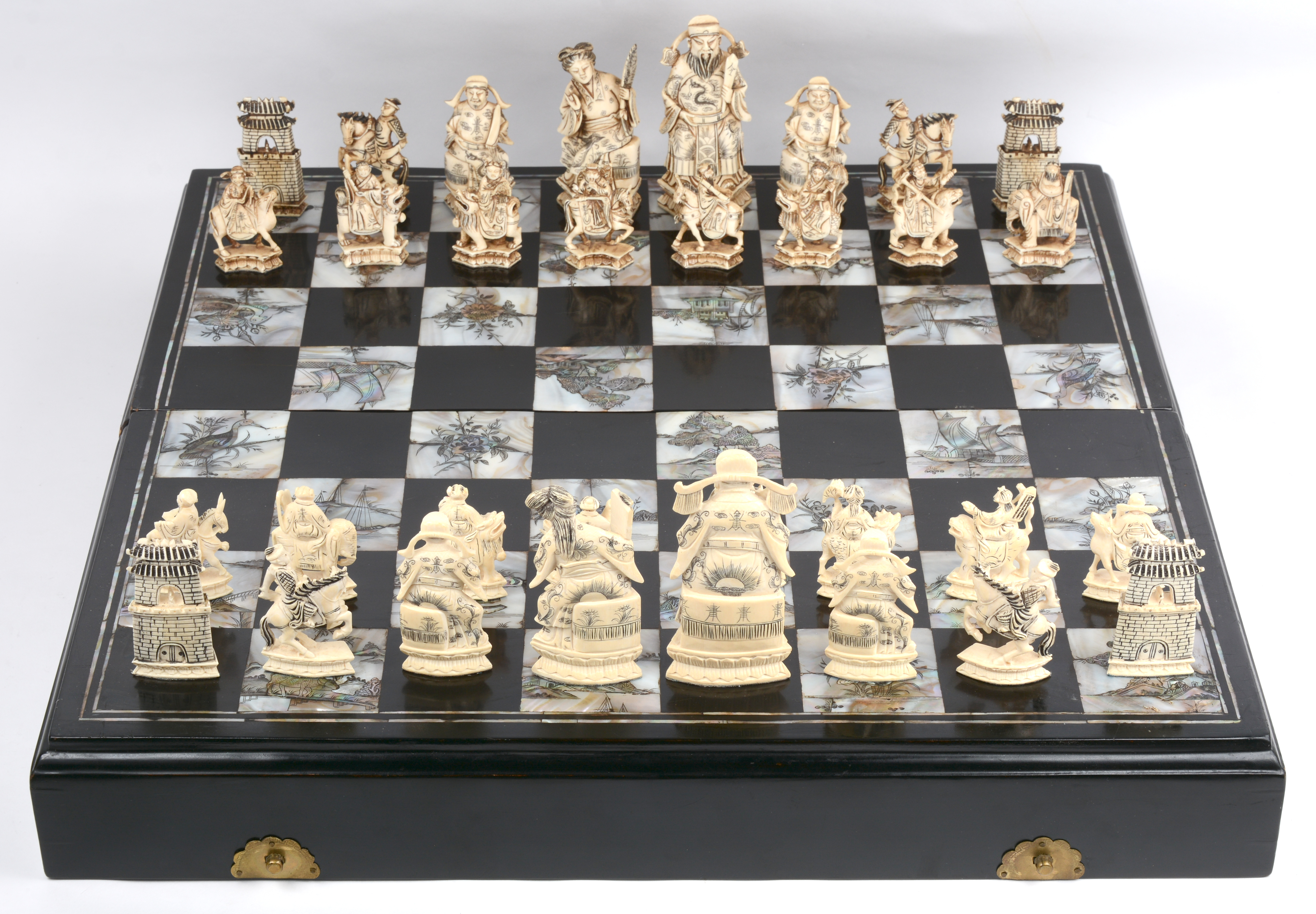 Een Chinees ivoren schaakspel, en gegraveerd naar Qianlong maar daterend uit het midden van