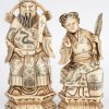 Een Chinees ivoren schaakspel, gebeeldhouwd en gegraveerd naar Qianlong voorbeeld, maar daterend uit het midden van de XXe eeuw. De zestien donkere stukken traditioneel gekleurd met thee, de zestien andere natuurlijk. Een koning meet 16 cm, een pion is 6,5 cm. De pionnen zijn gezeten op diverse dieren. het geheel wordt gepresenteerd in een zwartgelakte houten doos, ingelegd met gegraveerd parelmoer, dat de speelvelden vormt. Met Cites-attest.