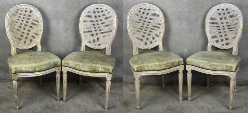 Vier stoelen van witgepatineerd hout in Lodewijk XVI-stijl met gecanneerde rug.