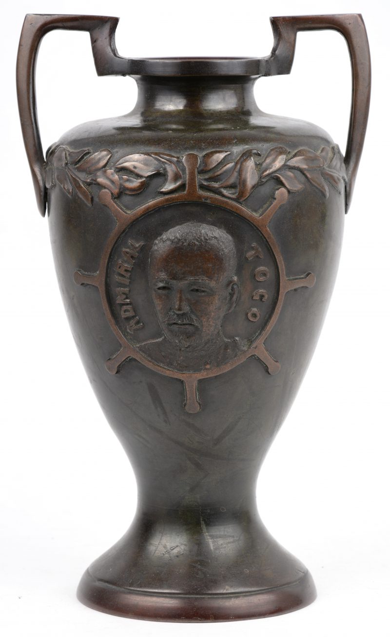 Een bronzen vaas met beeltenis van Admiraal Togo.