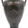 Een bronzen vaas met beeltenis van Admiraal Togo.