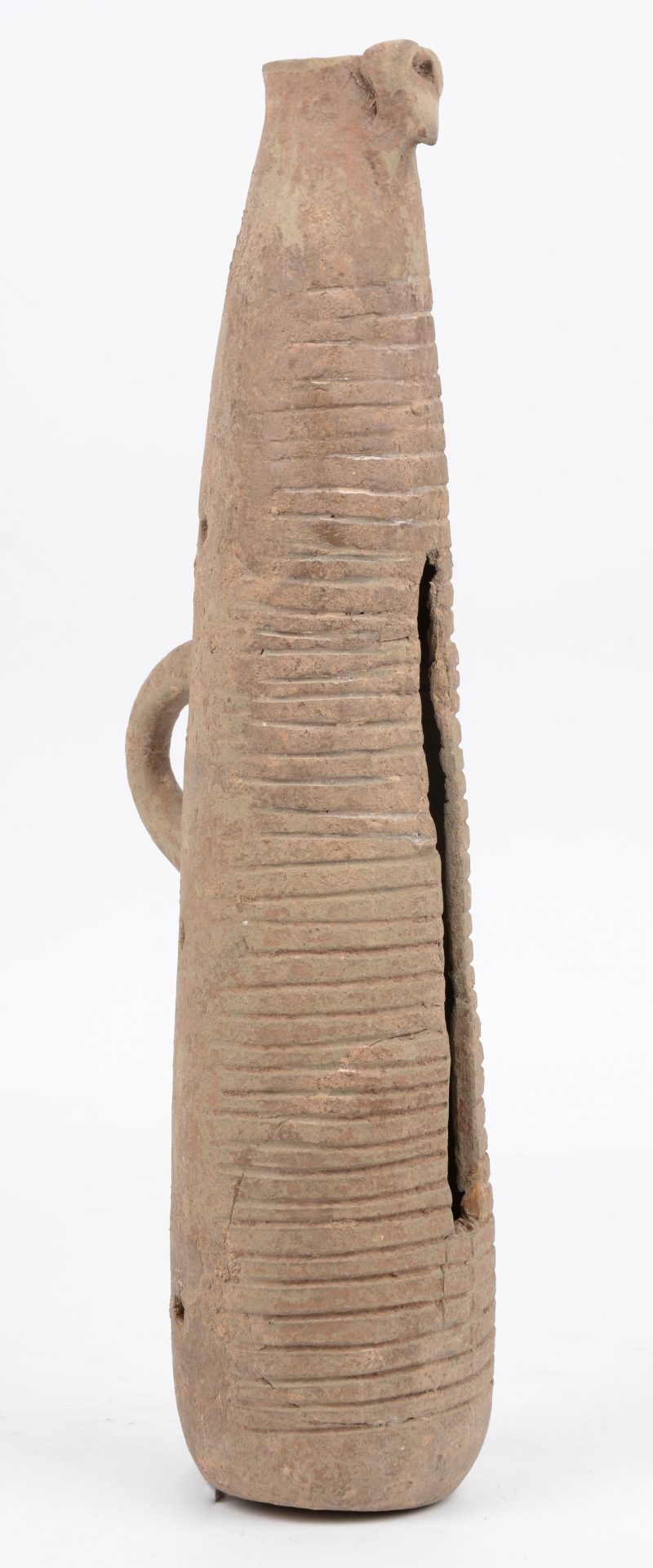 Een muziekinstrument van terra cotta, handvat in de vorm van een gestileerde stierenkop. Luristan (West-Iran), ca 1000 v.C.