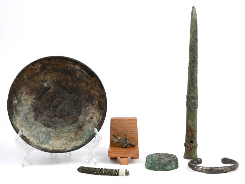 Een lot van 6 archeologische vondsten. Amlash (Noord-Iran). Een puntig bronzen werktuig (L. 21,5 cm, ca VIIIste eeuw v.C.). Een bronzen veer (L. 7,3 cm, ca VIIde eeuw v.C.). Een bronzen weefgetouwgewicht (Ø 4,7 cm, ca VIIIste eeuw v.C.). Bronzen beeldje van een man (H. 3,4 cm, ca 1200 v.C.). Een zilveren armband (Ø 7 cm, ca VIde eeuw v.C.). Een bronzen kom (Ø 13,5 cm, ca IXde eeuw v.C.).