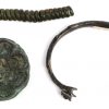 Een lot van 6 archeologische vondsten. Amlash (Noord-Iran). Een puntig bronzen werktuig (L. 21,5 cm, ca VIIIste eeuw v.C.). Een bronzen veer (L. 7,3 cm, ca VIIde eeuw v.C.). Een bronzen weefgetouwgewicht (Ø 4,7 cm, ca VIIIste eeuw v.C.). Bronzen beeldje van een man (H. 3,4 cm, ca 1200 v.C.). Een zilveren armband (Ø 7 cm, ca VIde eeuw v.C.). Een bronzen kom (Ø 13,5 cm, ca IXde eeuw v.C.).