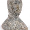 Een lot van drie archeologische vondsten. Een bronzen punt van een Romeinse pilum (L. 19 cm). Een stenen zegel (Ø 2,5 cm), Minoïsche beschaving, ca 1800 v.C. Een kalkstenen zegel (H. 3 cm), Minoïsche beschaving ca 800 v.C.