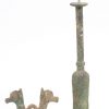 Een lot van vijf archeologische vondsten uit Luristan (West-Iran). Een bronzen paardenbit (L. 25 cm, ca IXde eeuw v.C.). Een bronzen enkelband (Ø 11,5 cm, ca VIIIe eeuw v.C.). Een bronzen beeldje van een tweekoppig dier (H. 8 cm, ca VIIIe eeuw v.C.). Een bronzen gesp (L. 8 cm, ca VIIde eeuw). Een bronzen staaf van een grafbeeld (H. 34 cm, ca VIIIste eeuw).