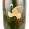 Een grote aardewerken vaas met een meerkleurig decor van kraanvogels. Chinees werk.